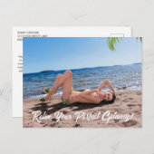 砂浜で横になる春休みの少女 ポストカード (正面/裏面)