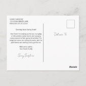 砂浜で横になる春休みの少女 ポストカード (裏面)