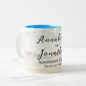 砂浜に広がるビーチスケープのビーチ結婚式 ツートーンマグカップ (正面左)