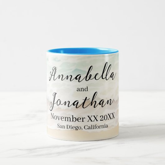 砂浜に広がるビーチスケープのビーチ結婚式 ツートーンマグカップ (中央)
