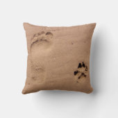 砂浜に描かれた犬の記念の足跡パーソナライズされた クッション (裏面)