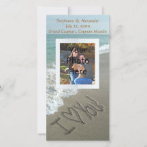 砂浜に書かれた「愛してる」