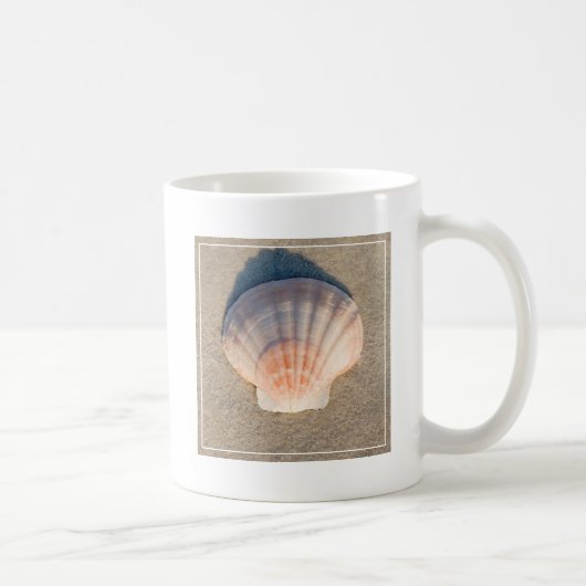 砂浜に置く海の貝 コーヒーマグカップ (右)