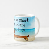 砂浜のおもしろいなダックスフントのホットドッグの子犬のマグ コーヒーマグカップ (正面右)