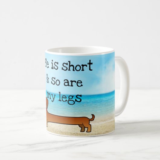 砂浜のおもしろいなダックスフントのホットドッグの子犬のマグ コーヒーマグカップ (正面右)