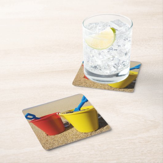 砂浜のシャベルそしてバケツ スクエアペーパーコースター (インサイチュ)