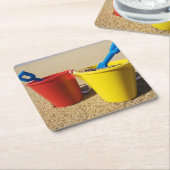 砂浜のシャベルそしてバケツ スクエアペーパーコースター (アングル)