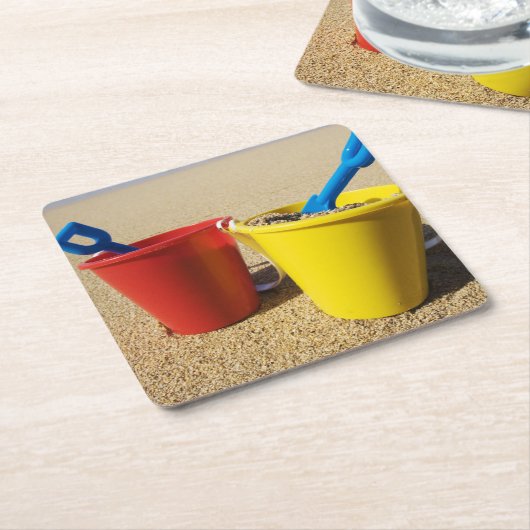 砂浜のシャベルそしてバケツ スクエアペーパーコースター (アングル)