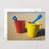 砂浜のシャベルそしてバケツ ポストカード (正面/裏面)