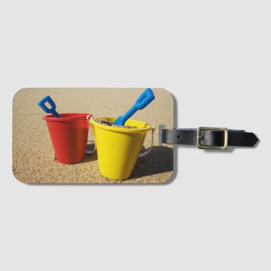 砂浜のシャベルそしてバケツ ラゲッジタグ (正面横)