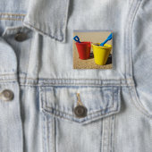 砂浜のシャベルそしてバケツ 缶バッジ (インサイチュ)