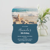 砂浜の星型の魚の写真 誕生日 招待状 (スタンド正面)