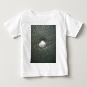 砂浜の美しい貝殻: しょっぱい思い出 ベビーTシャツ