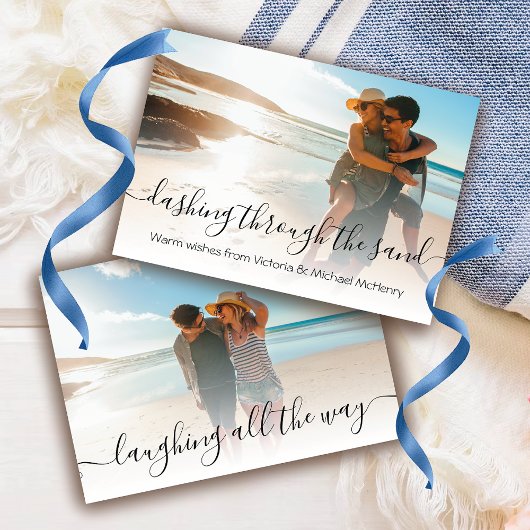 砂浜を駆け抜ける 熱帯のホリデーカード 招待状