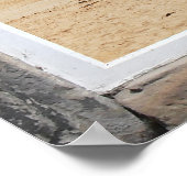 砂浜フェイクビーチの景色を望むアーチ型の窓 ポスター (角)