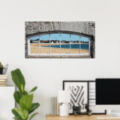 砂浜フェイクビーチの景色を望むアーチ型の窓 ポスター (ホームオフィス)