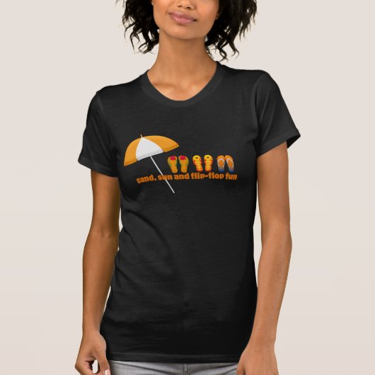 砂浜、太陽、そしてビーチサンダルで楽しむ夏 Tシャツ (正面)
