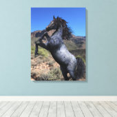 砂漠でブルーローアンホースを飼育 キャンバスプリント (インサイチュ (ウッドフロア))