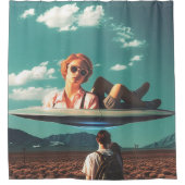砂漠でUFOに乗ってくつろぐ女性 シャワーカーテン (正面)