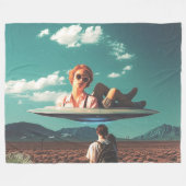 砂漠でUFOに乗ってくつろぐ女性 フリースブランケット (正面(横))