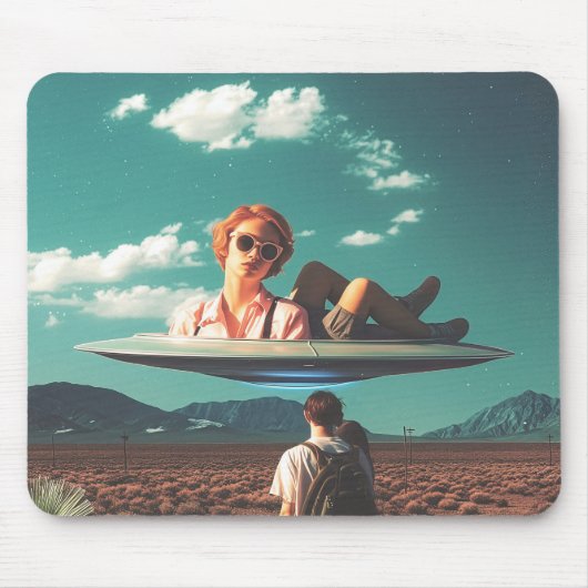 砂漠でUFOに横たわる女性 マウスパッド (正面)