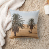 砂漠のオアシス：サハラヤシの風景。 クッション (ブランケット)