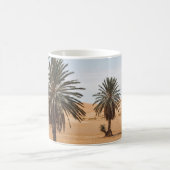 砂漠のオアシス:サハラヤシの風景。 コーヒーマグカップ (中央)