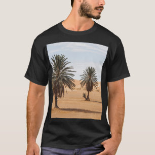 砂漠のオアシス:サハラヤシの風景。 Tシャツ