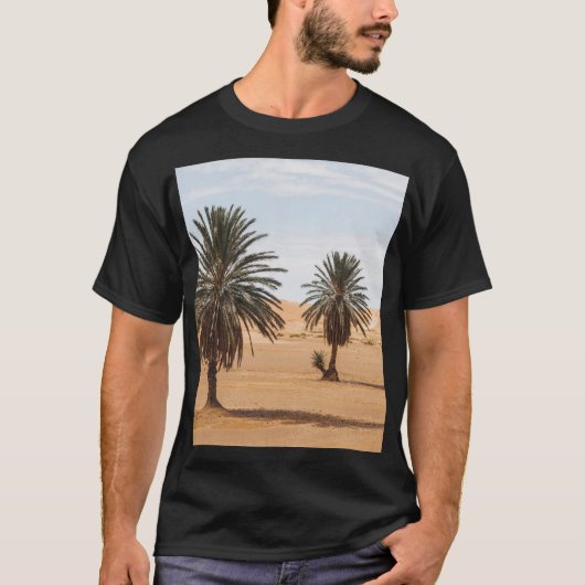 砂漠のオアシス：サハラヤシの風景。 Tシャツ (正面)