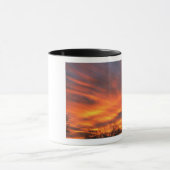 砂漠のサフアロは夕焼けのマグ素晴らしを持つ マグカップ (中央)