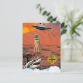 砂漠のサメ宇宙飛行士UFO超現実コラージュ ポストカード (スタンド正面)