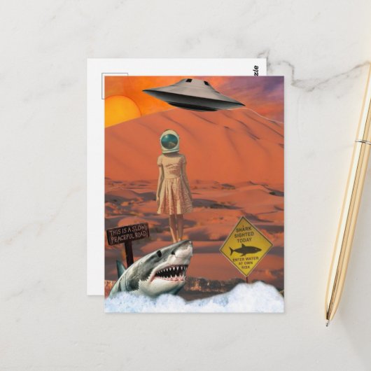 砂漠のサメ宇宙飛行士UFO超現実コラージュ ポストカード (正面/裏面インサイチュ)