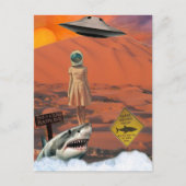 砂漠のサメ宇宙飛行士UFO超現実コラージュ ポストカード (正面)