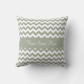 砂漠のセージ緑がかった灰色のシェブロン クッション (裏面)