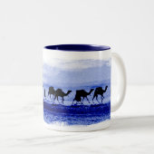 砂漠のラクダのキャラバンの日が差すことの陶磁器のマグ ツートーンマグカップ (正面右)