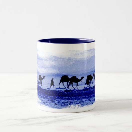 砂漠のラクダのキャラバンの日が差すことの陶磁器のマグ ツートーンマグカップ (中央)