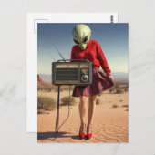 砂漠のラジオ付き赤い格子縞のエイリアン ポストカード (正面/裏面)