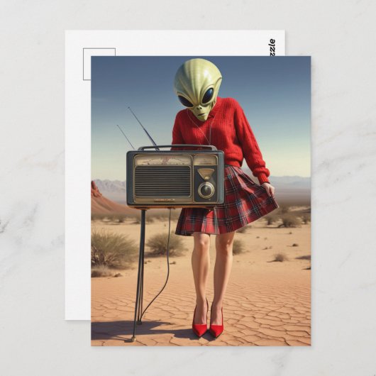 砂漠のラジオ付き赤い格子縞のエイリアン ポストカード (正面/裏面)