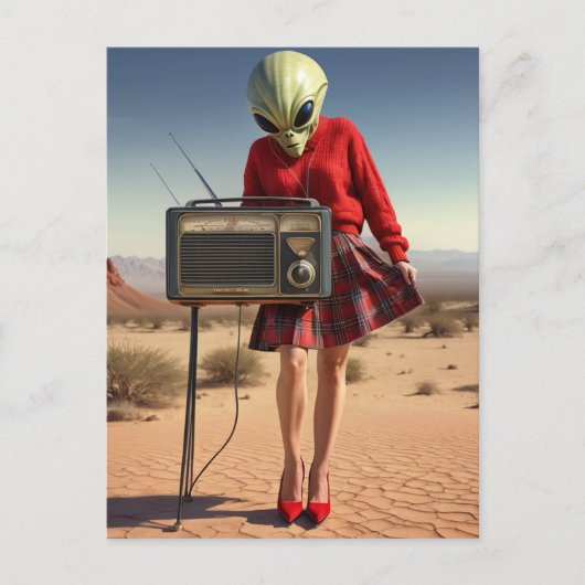 砂漠のラジオ付き赤い格子縞のエイリアン ポストカード (正面)