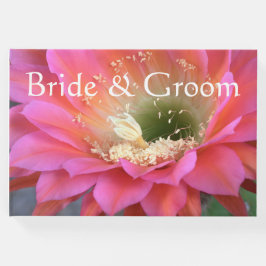 砂漠の中のピンクのサボテンの花 ゲストブック