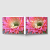 砂漠の中のピンクのサボテンの花 ゲストブック (全面)