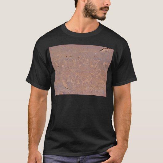 砂漠の先史時代の彫刻スケッチ Tシャツ (正面)