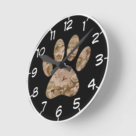 砂漠の動揺して迷彩柄犬の足跡に数字が印刷される ラウンド壁時計 (傾斜)