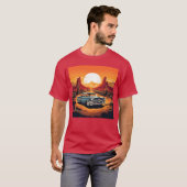 砂漠の夕日とビンテージカーと女の子の友達 楽しい Tシャツ (正面フル)