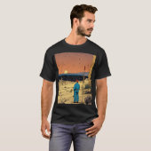 砂漠の夕日の中の孤独な旅人アート Tシャツ (正面フル)