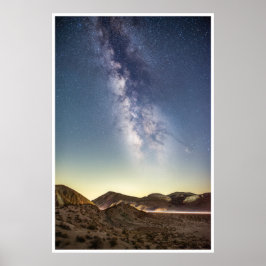 砂漠の山々を覆う天の川 夜の空の芸術 ポスター