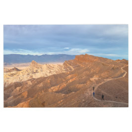 砂漠の山のハイカー メタルプリント