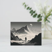 砂漠の山の中の白黒の孤独なハイカー ポストカード (スタンド正面)