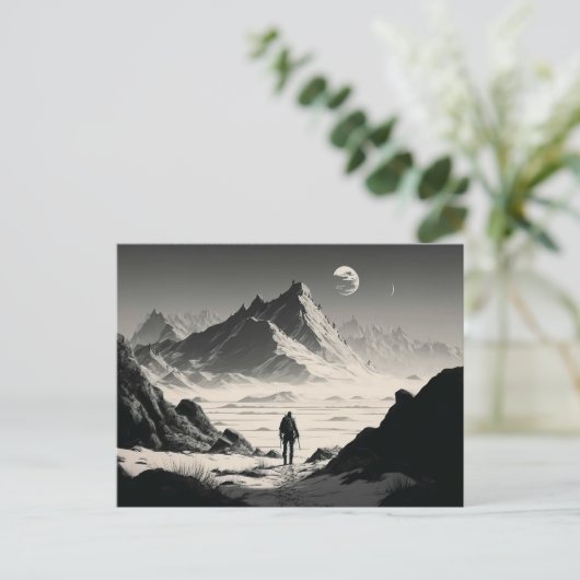 砂漠の山の中の白黒の孤独なハイカー ポストカード (スタンド正面)
