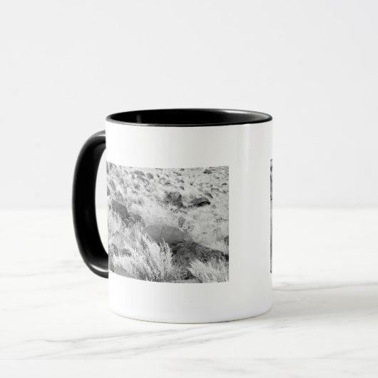 砂漠の玄武岩の溶岩黒と白の写真 マグカップ (正面左)